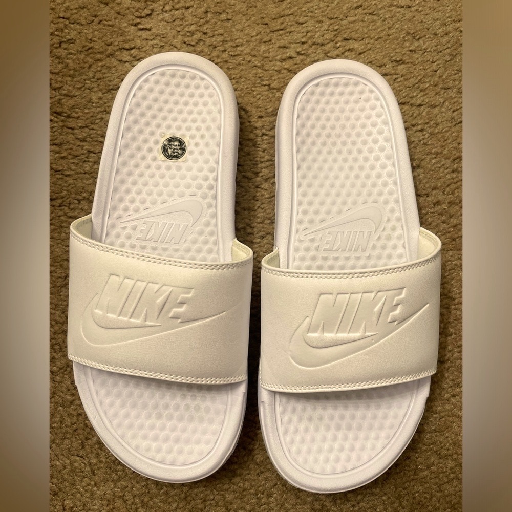 Nike women’s benassi slides
Size 7 comfortable and perfect to wear for s…